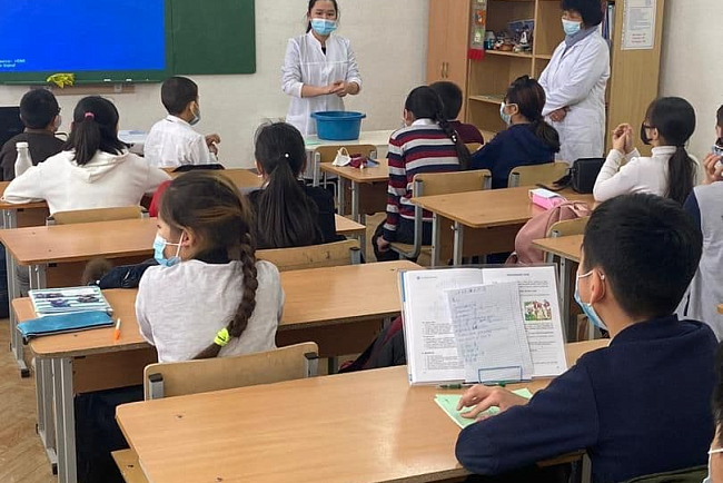 Преподаватели и студенты ведущих медицинских ВУЗов страны КГМА им. И. К. Ахунбаева и КРСУ им. Б.Н. Ельцина организовали выездную профориентиационную и санитарно -просветительскую конференцию.